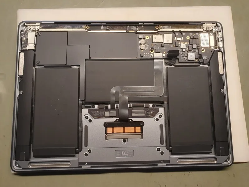 MacBook Air - diagnostyka płyty po zalaniu