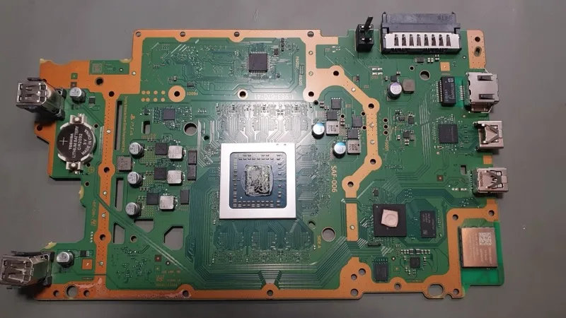 PS4 Slim - płyta główna w trakcie konserwacji, po wymianie pasty termicznej