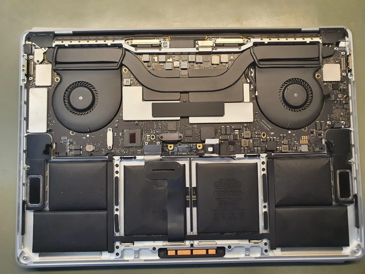 MacBook Pro 16 wnętrze - serwis wentylatorów Wrocław