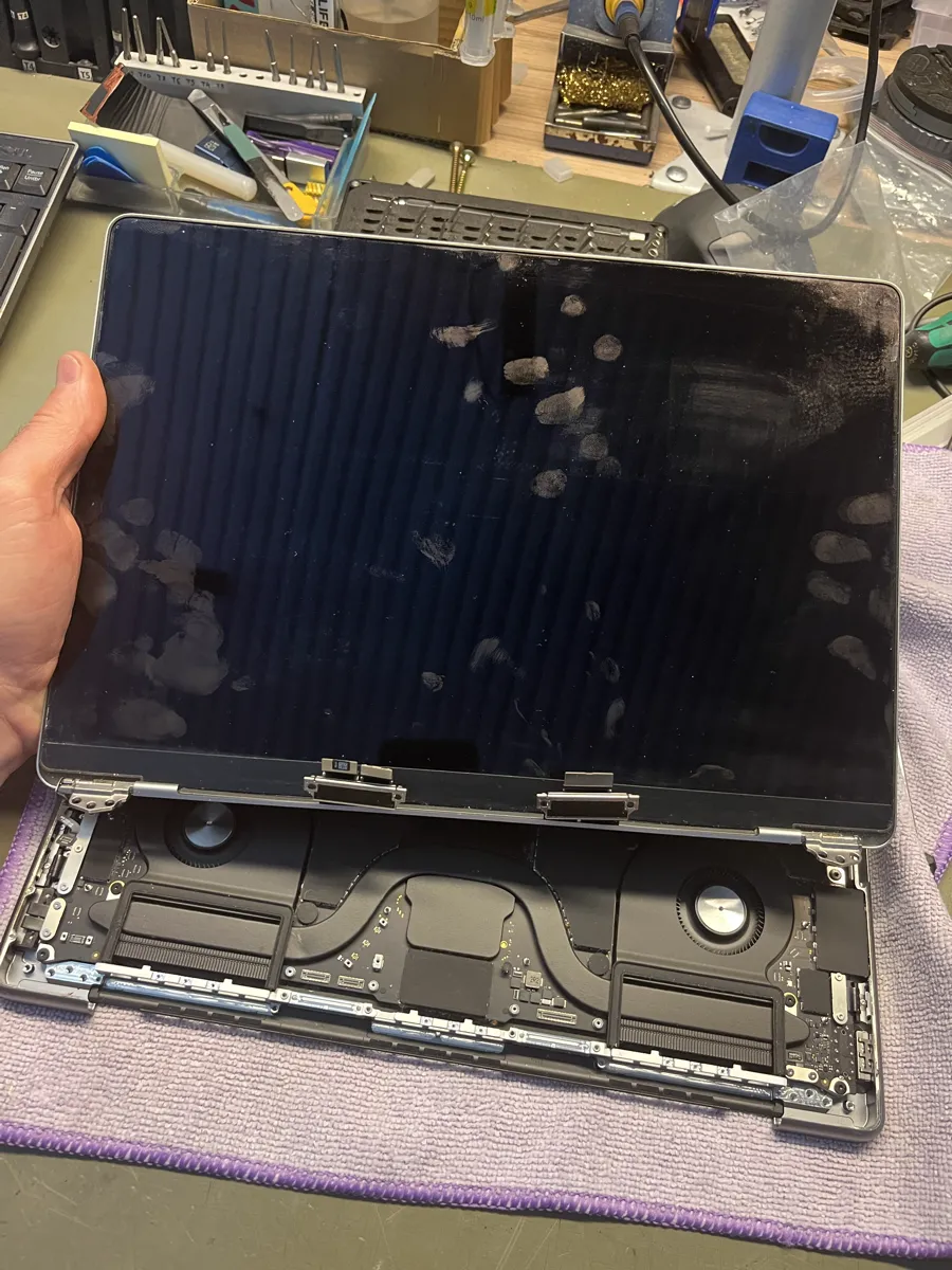 Demontaż klapy MacBooka przed rozwarstwieniem matrycy