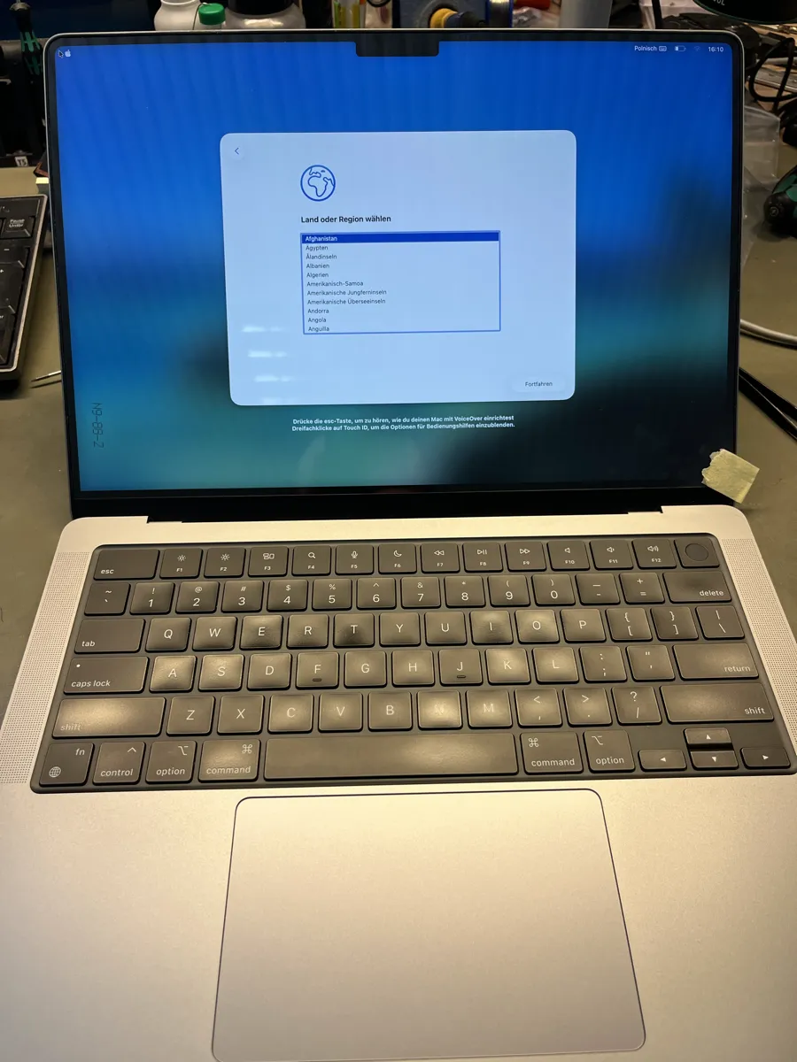 MacBook Pro z działającym ekranem po wymianie warstwy LCD