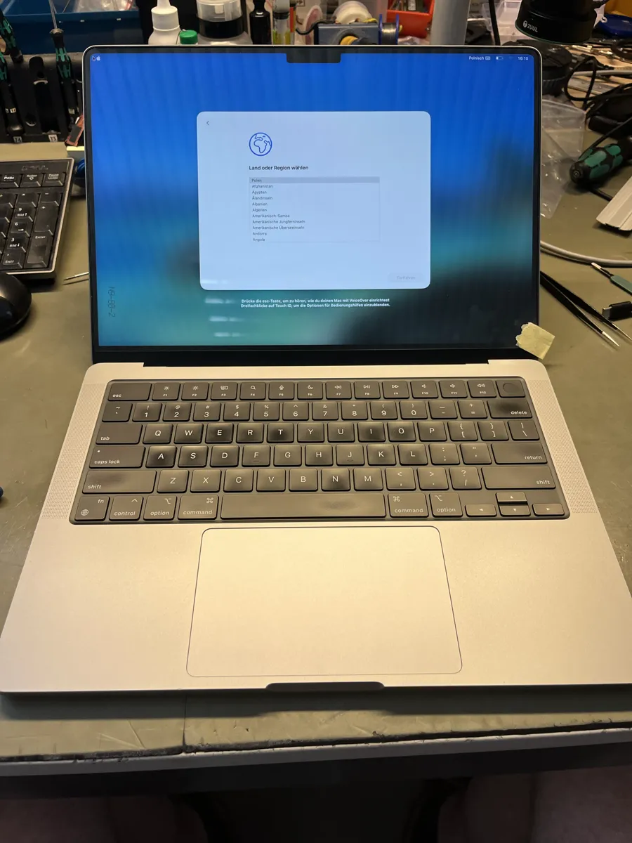 Efekt naprawy matrycy MacBook - oryginalna klapa i nowa warstwa wyświetlająca