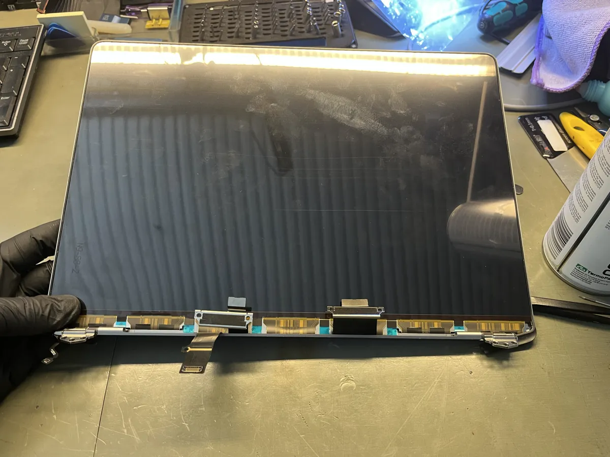 Nowa warstwa wyświetlająca LCD do MacBooka przygotowana do montażu
