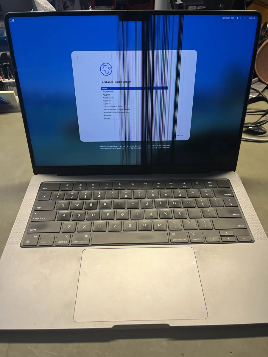 Pęknięty ekran MacBook Pro z pasami i artefaktami przed wymianą warstwy LCD
