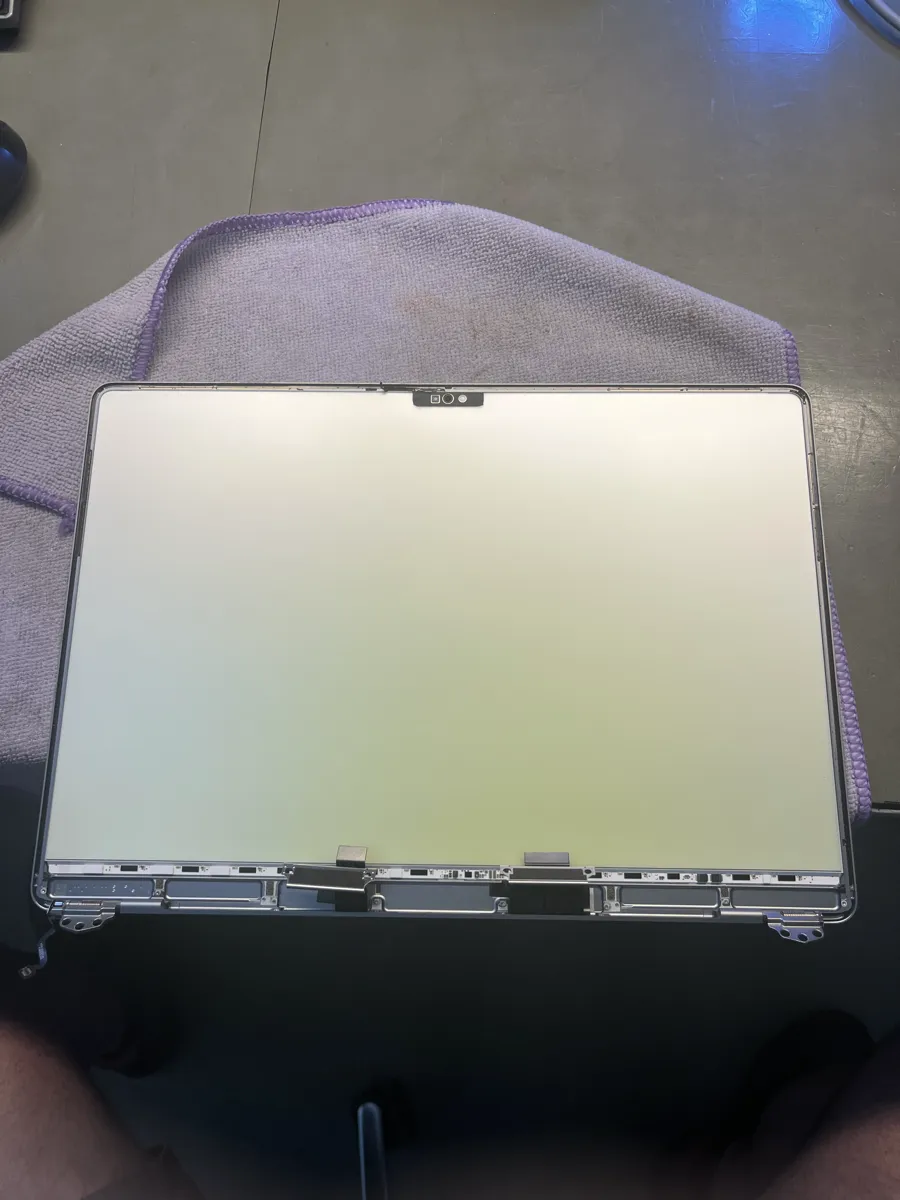 Warstwa podświetlenia matrycy MacBook po zdjęciu warstwy LCD