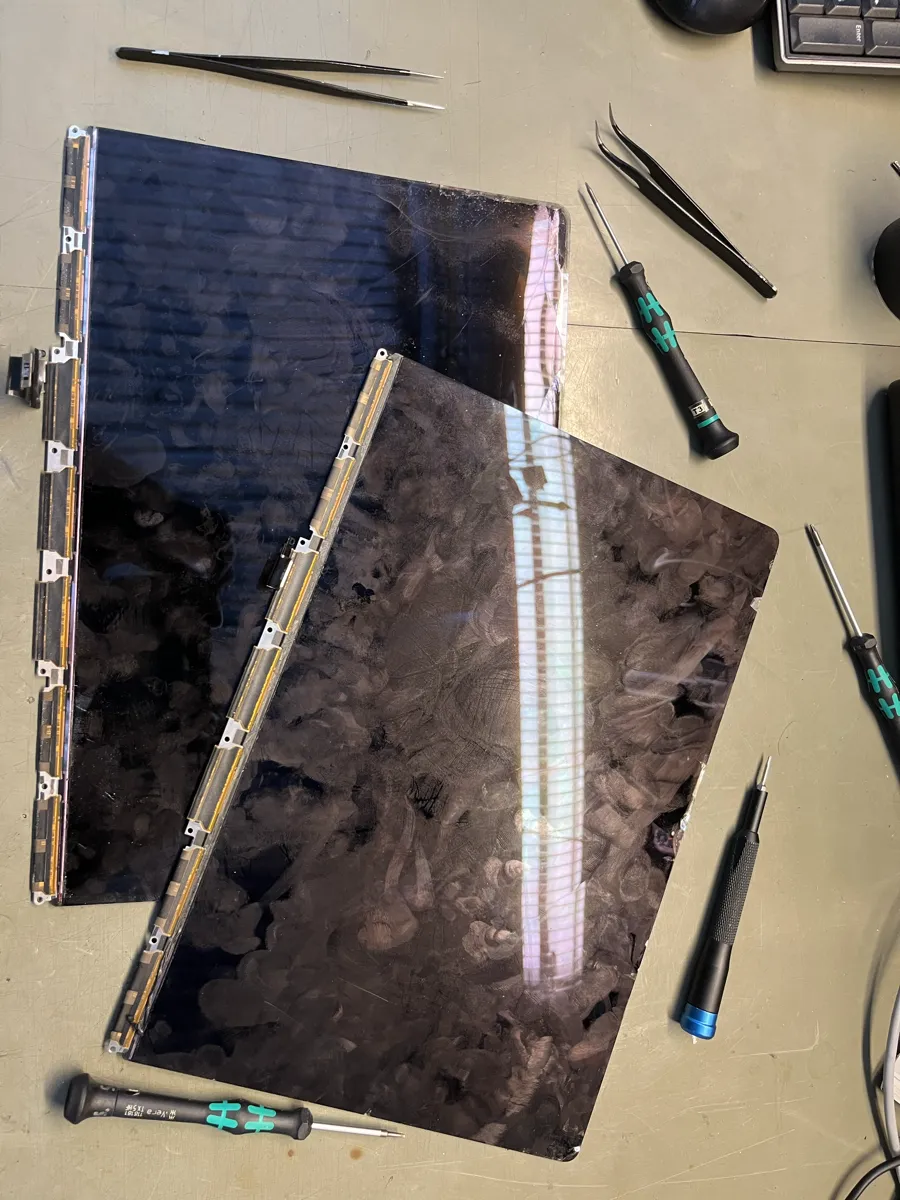 Porównanie starej i nowej warstwy LCD MacBook na stole serwisowym