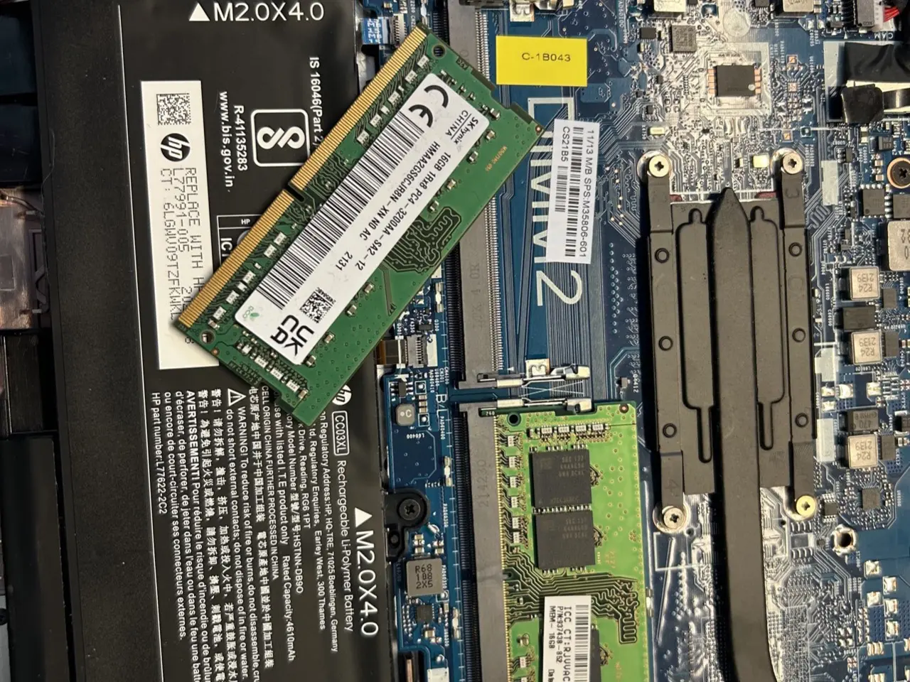 Otwarty laptop HP z nowym modułem pamięci RAM 16 GB przy gniazdach pamięci