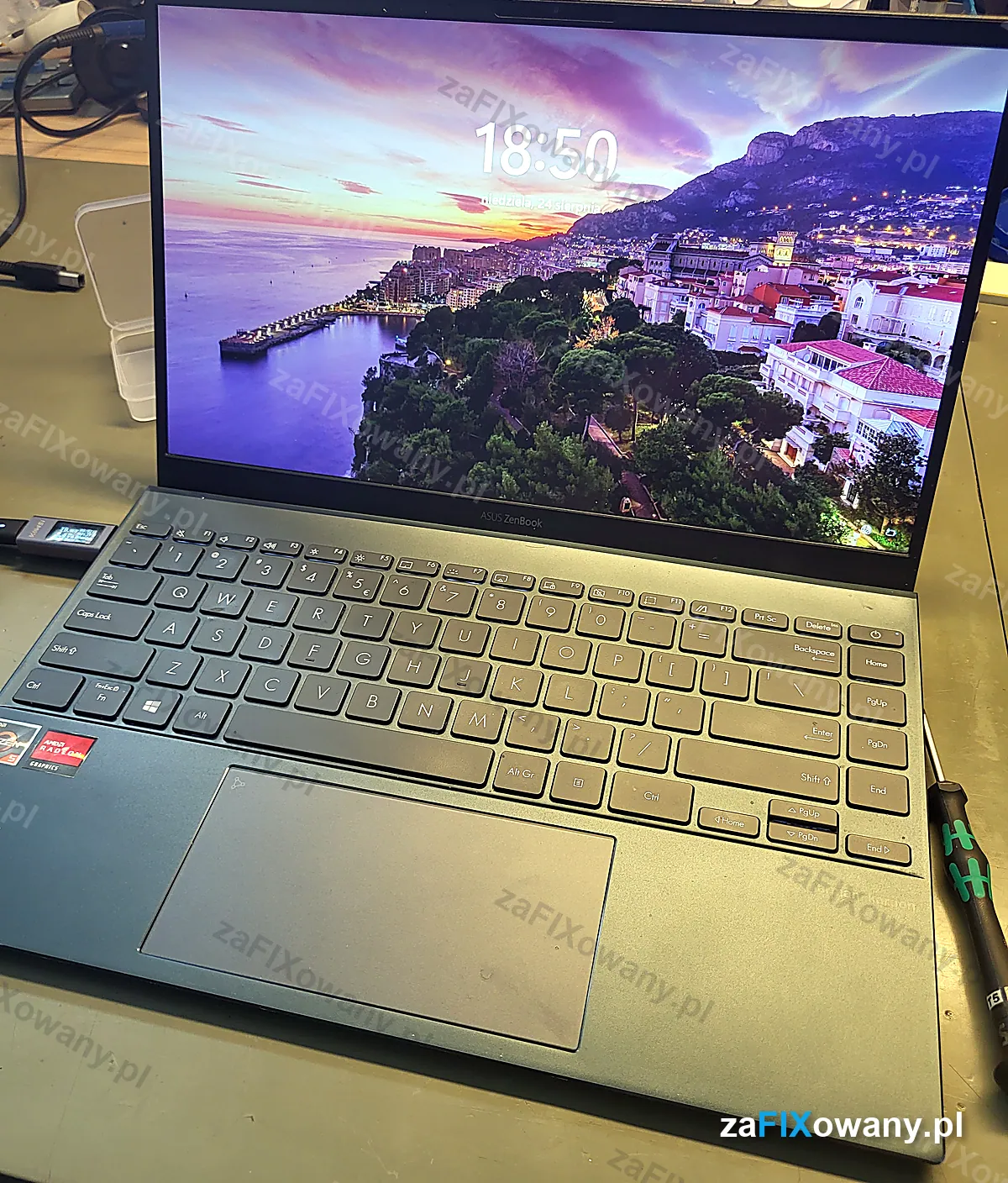 Sprawny laptop ASUS ZenBook po wymianie gniazda USB-C, włączony ekran blokady