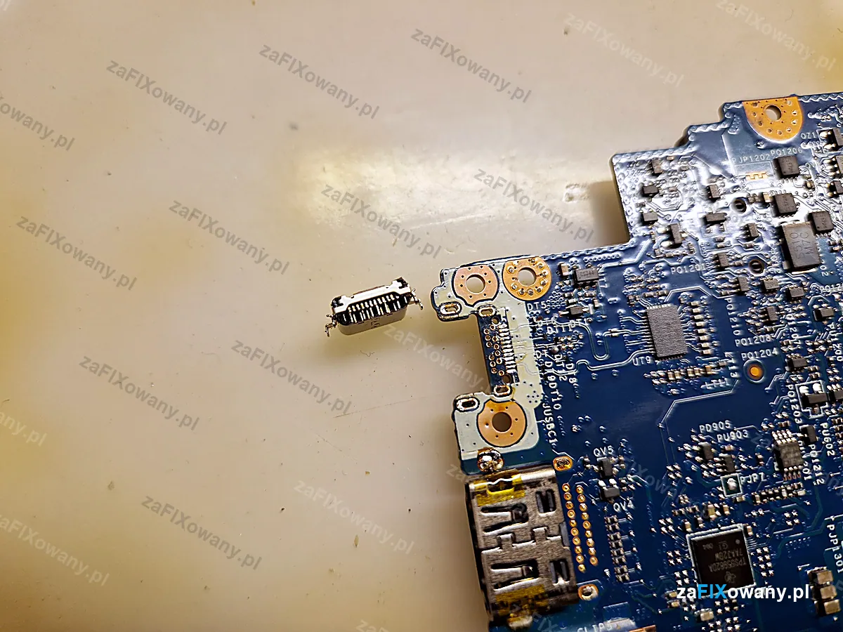 Płyta główna ASUS ZenBook z pustymi polami lutowniczymi po wylutowaniu gniazda USB-C