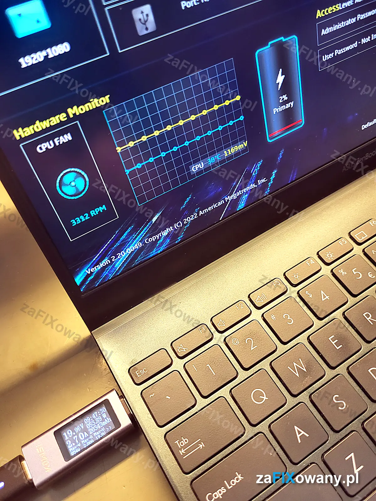 Miernik USB-C w porcie laptopa ASUS ZenBook pokazuje ładowanie napięciem 20 V