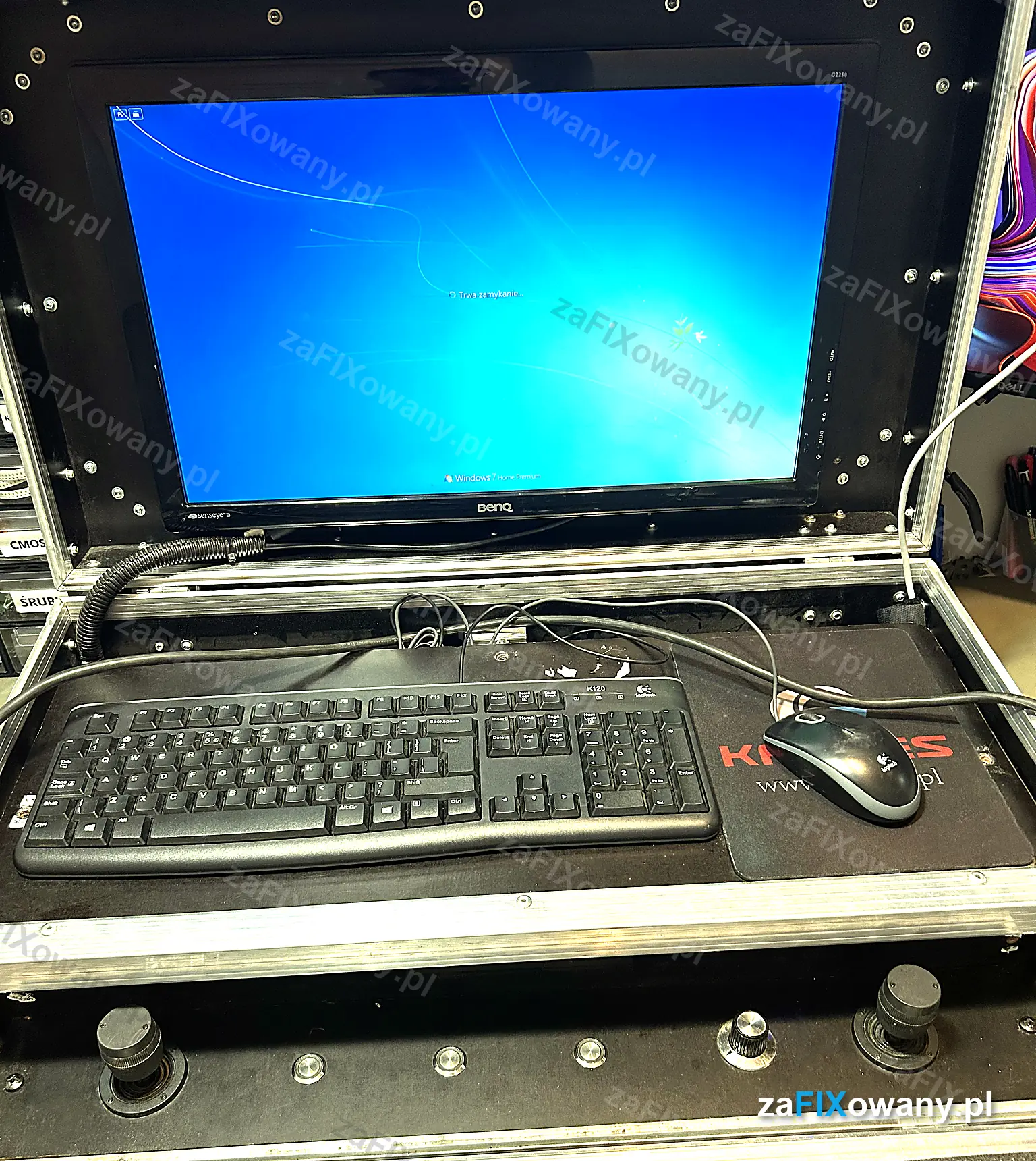 Zestaw komputerowy Kanres do inspekcji kanalizacji w walizce, na monitorze obraz z Windows, pod nim klawiatura i pulpit z joystickami