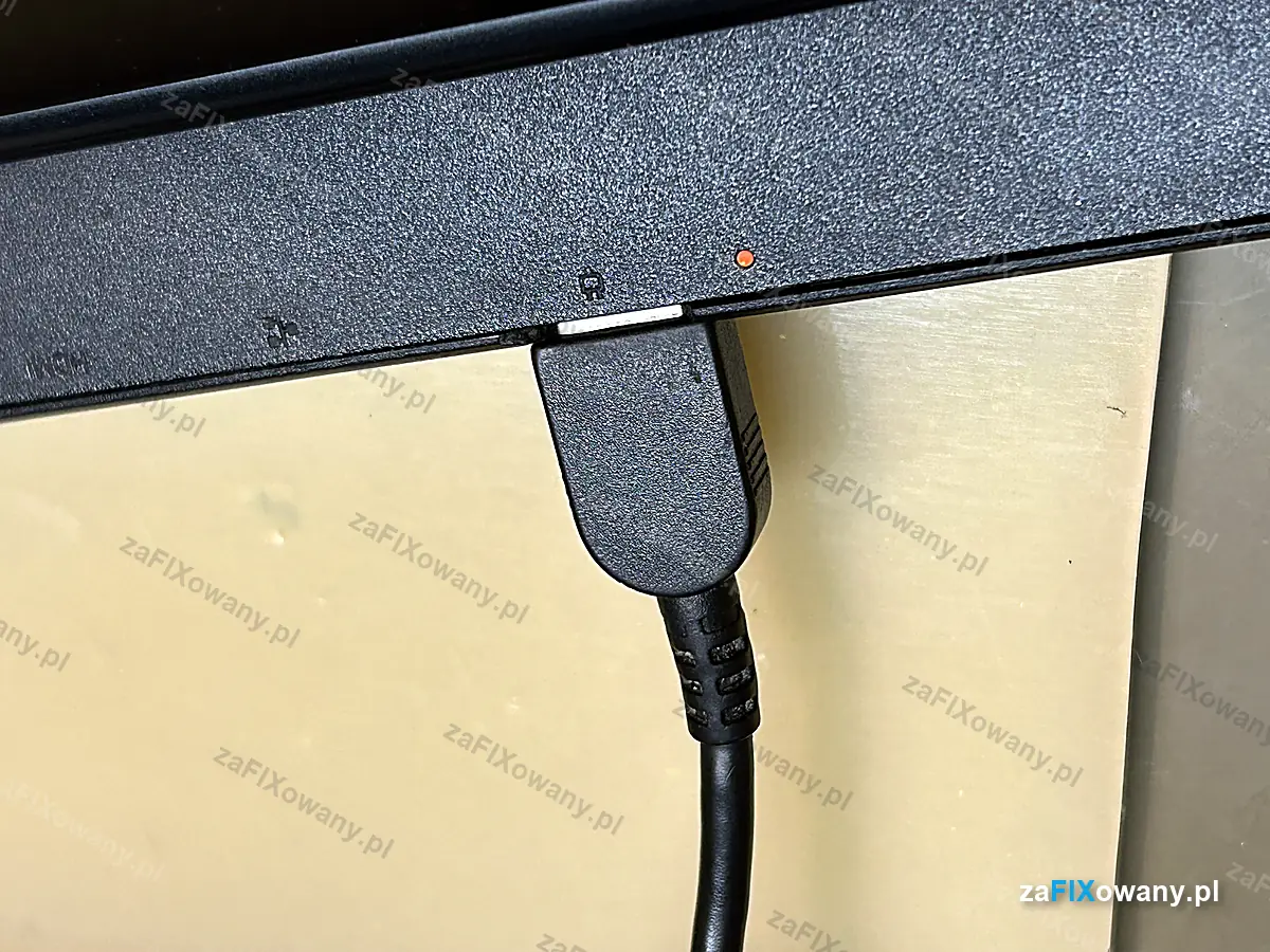 Wtyczka zasilacza w nowym gnieździe Lenovo Legion Y540, świeci dioda ładowania