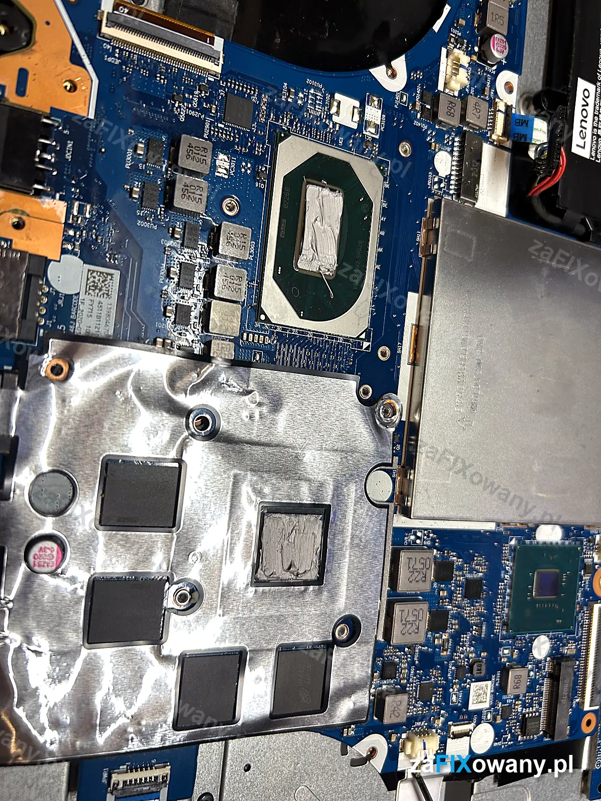 Procesor i układ graficzny Lenovo Legion Y540 po zdjęciu radiatora, ze starą pastą termoprzewodzącą