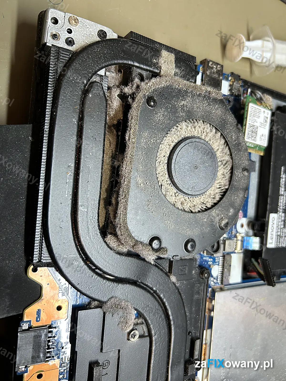 Wentylator i radiator Lenovo Legion Y540 oblepione grubą warstwą kurzu