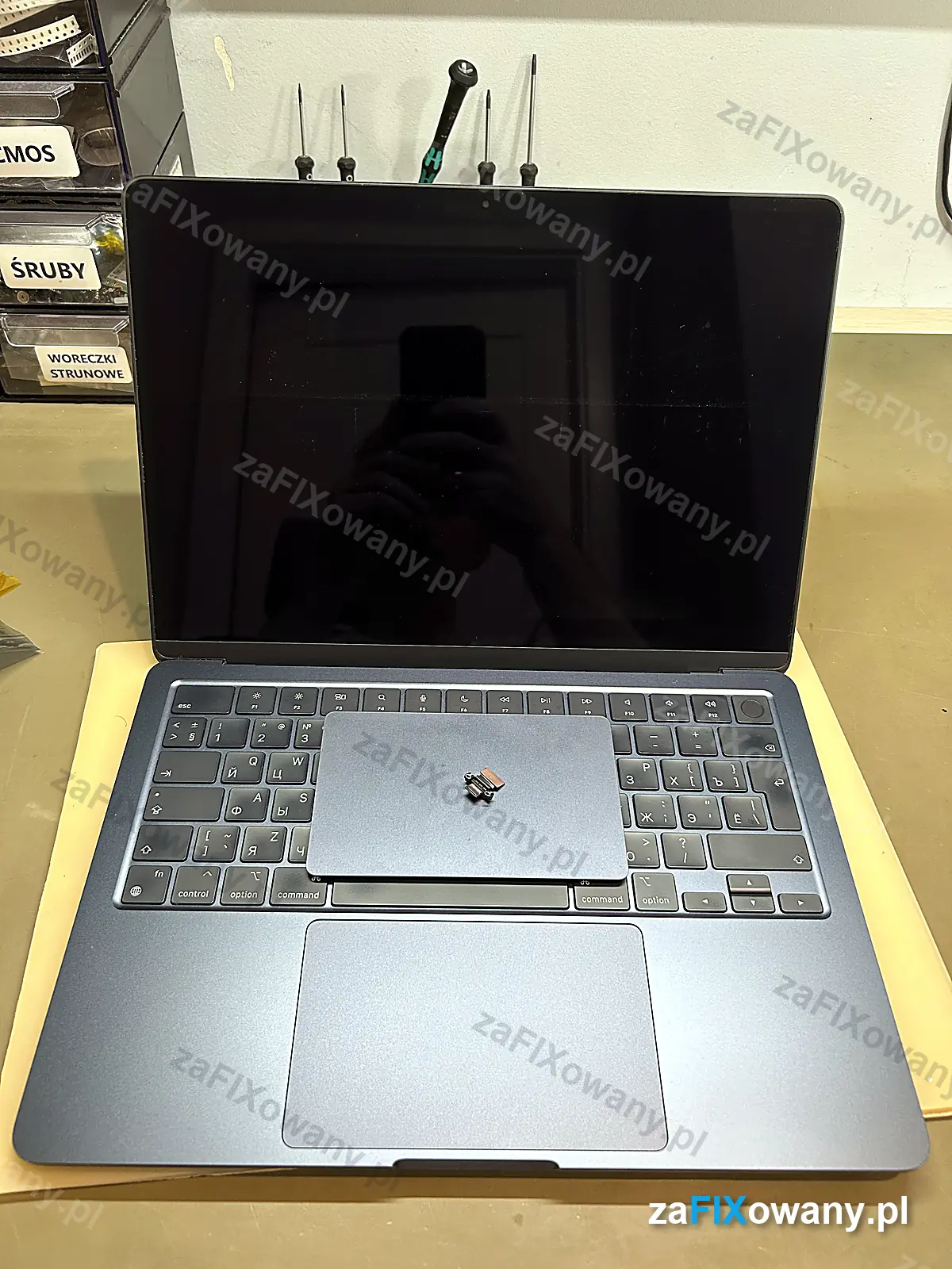 MacBook Air M2 po naprawie i czyszczeniu, na klawiaturze wymontowany stary gładzik i moduł USB-C