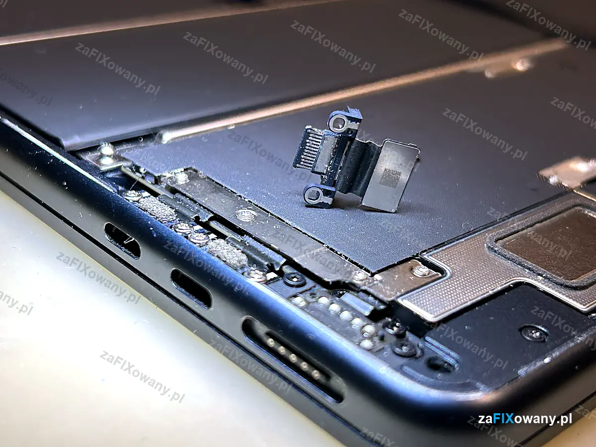 Wyjęty moduł złącza USB-C z MacBooka Air M2, obok gniazda portów w obudowie