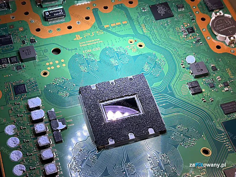 Czysty rdzeń procesora PS5 po zebraniu starego ciekłego metalu
