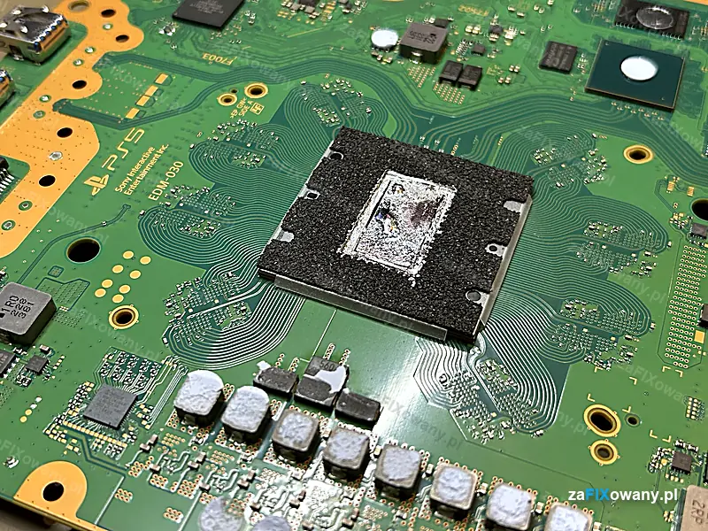 Procesor PS5 z przemieszczonym ciekłym metalem i odsłoniętym fragmentem rdzenia