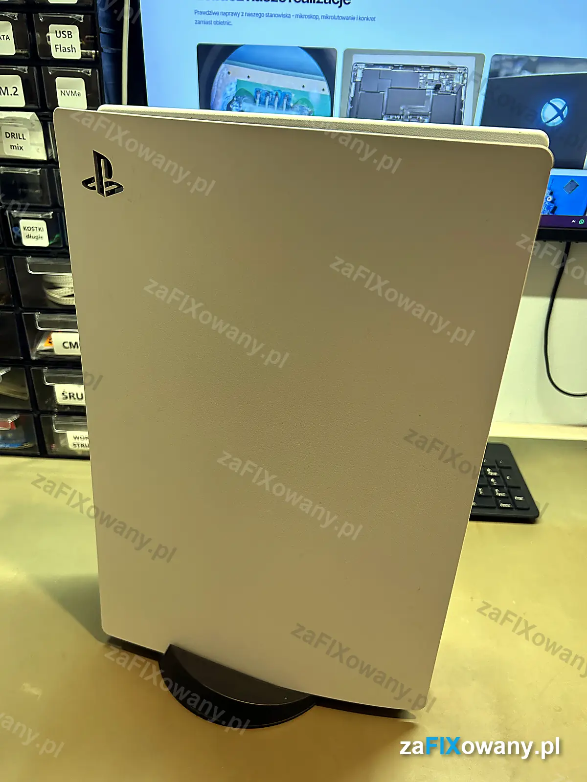 PlayStation 5 ustawiona pionowo na podstawce