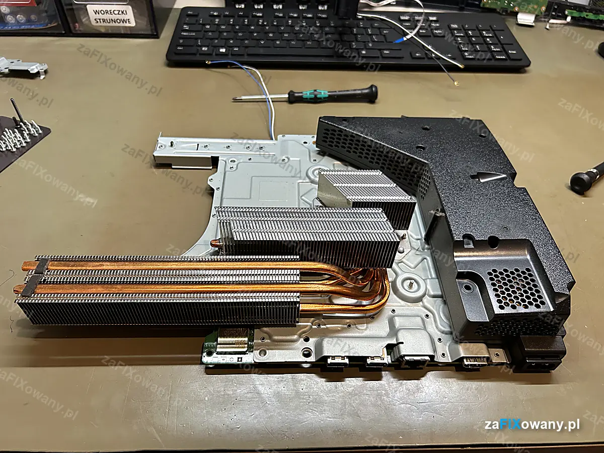 Radiator PS5 z miedzianymi heatpipe'ami wyjęty z konsoli