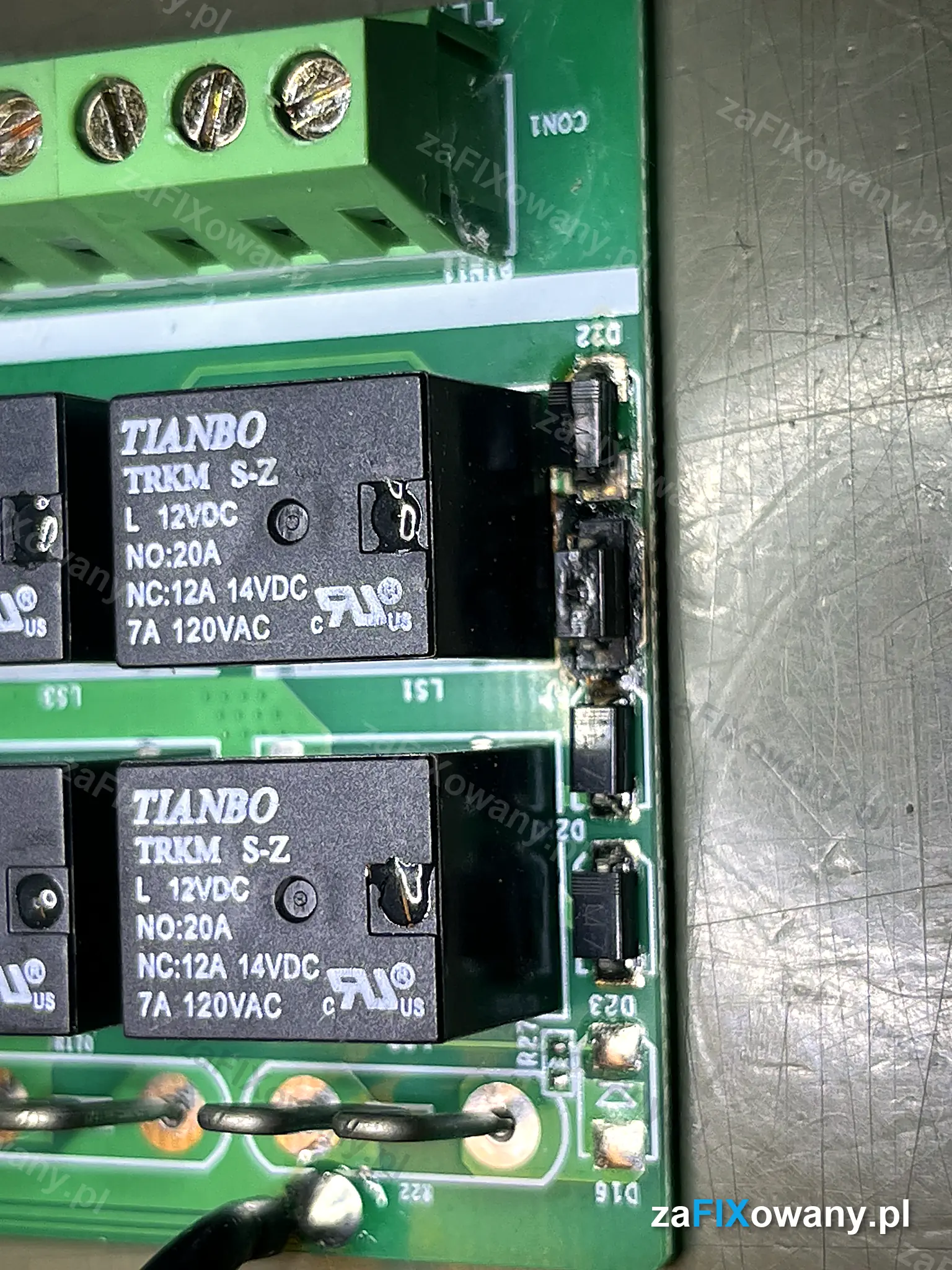 Spalone diody SMD i zwęglony laminat przy przekaźniku na płytce sterownika bramy przesuwnej
