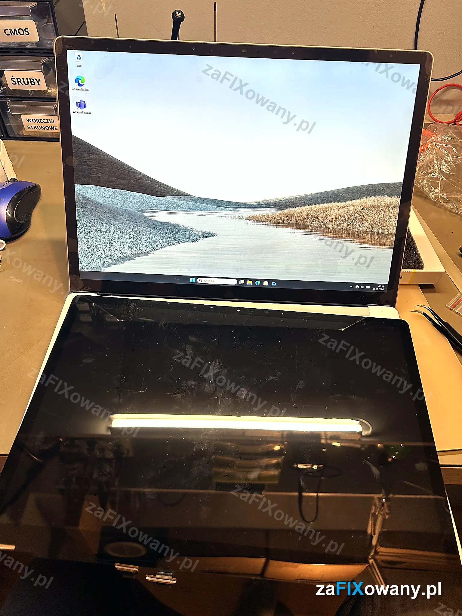 Microsoft Surface Laptop 3 15 cali z działającym nowym ekranem, przed nim wymontowany stary ekran
