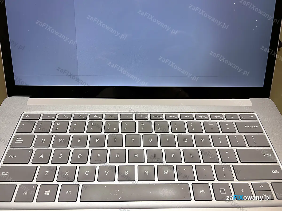 Ekran Surface Laptop 3 przed naprawą, jasne tło z wyraźną pionową granicą jasności