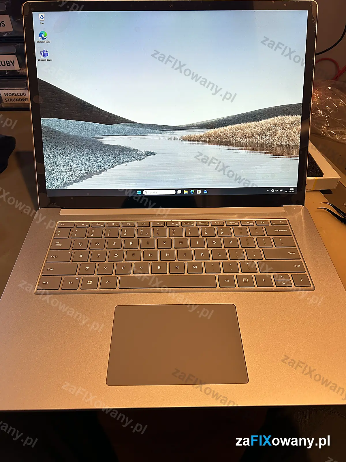 Surface Laptop 3 po naprawie, na ekranie pulpit Windows z równym podświetleniem