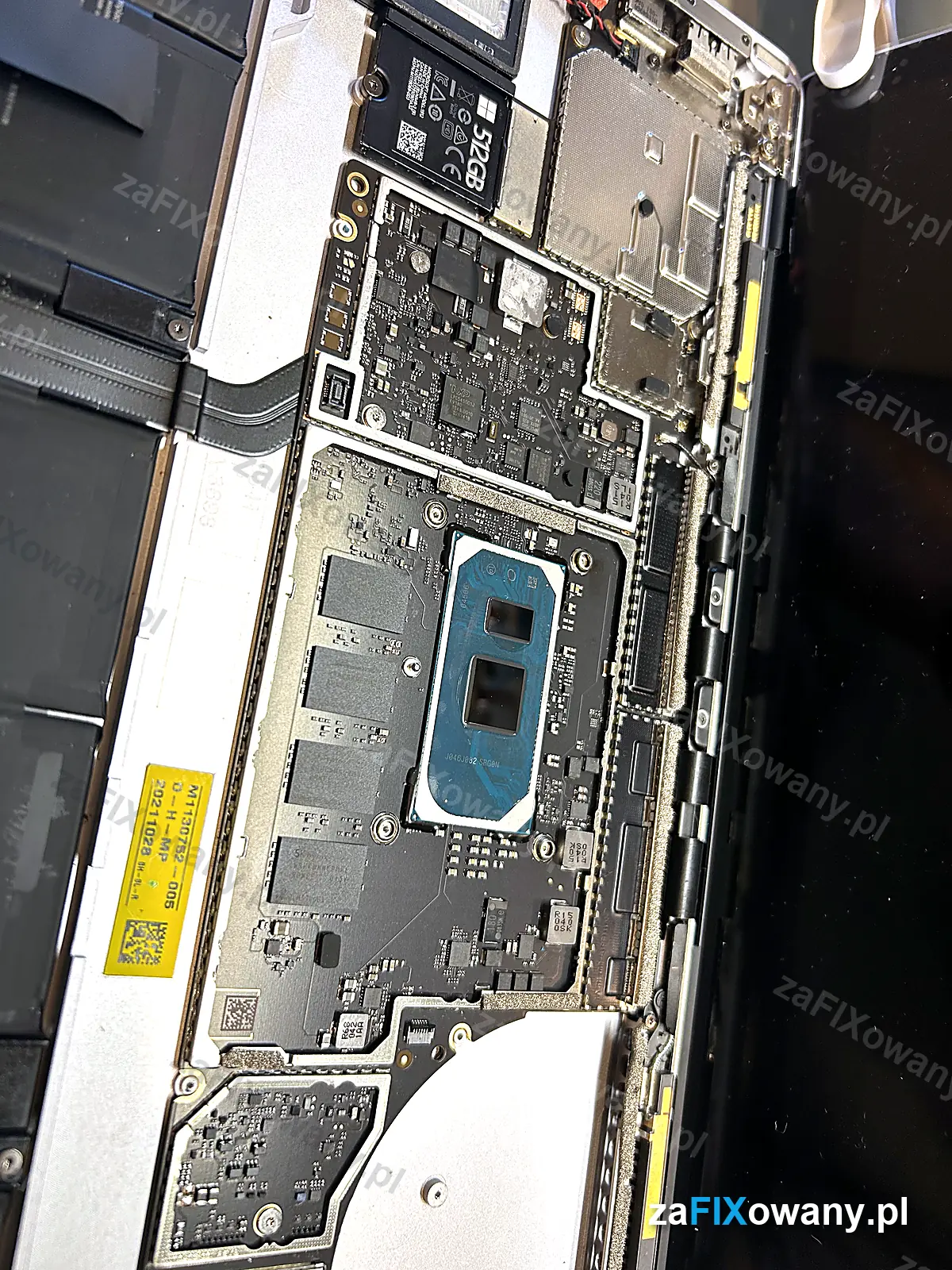 Płyta główna Surface Laptop 3 ze zdjętym radiatorem, oczyszczony procesor