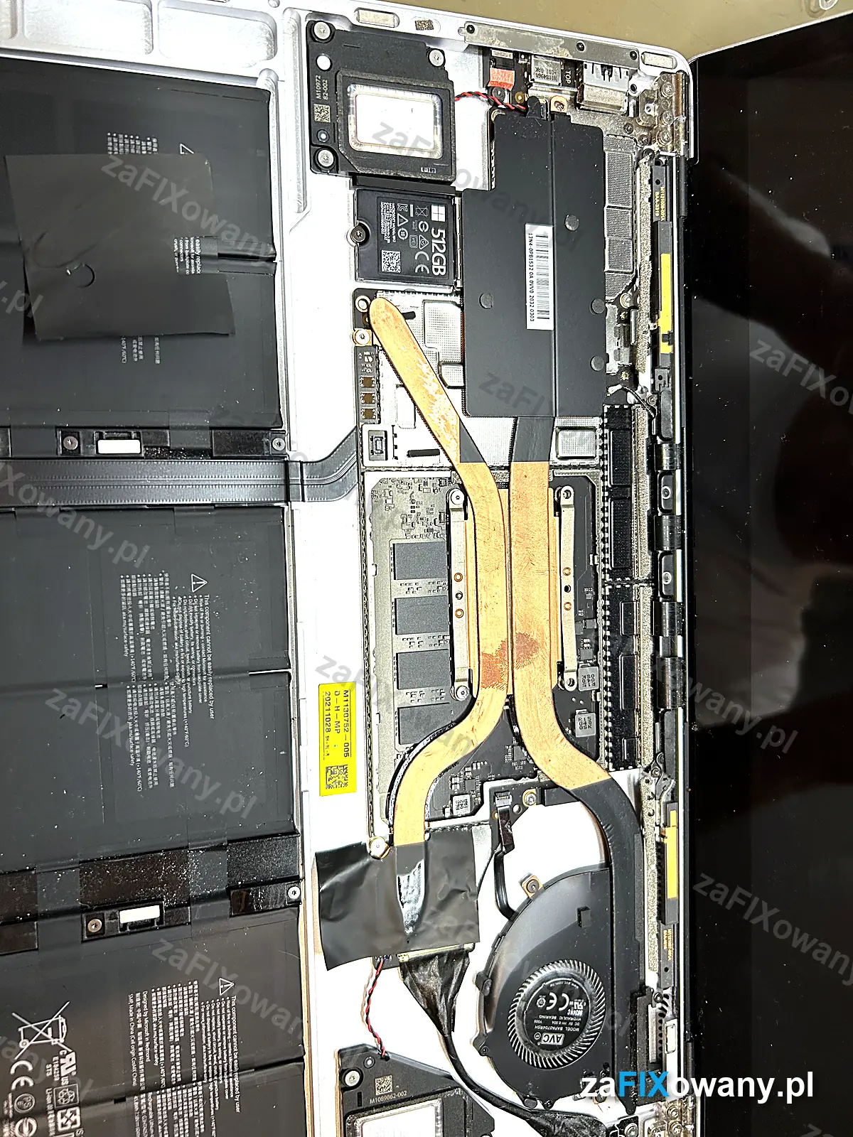Radiator z miedzianą rurką cieplną i wentylator w Surface Laptop 3