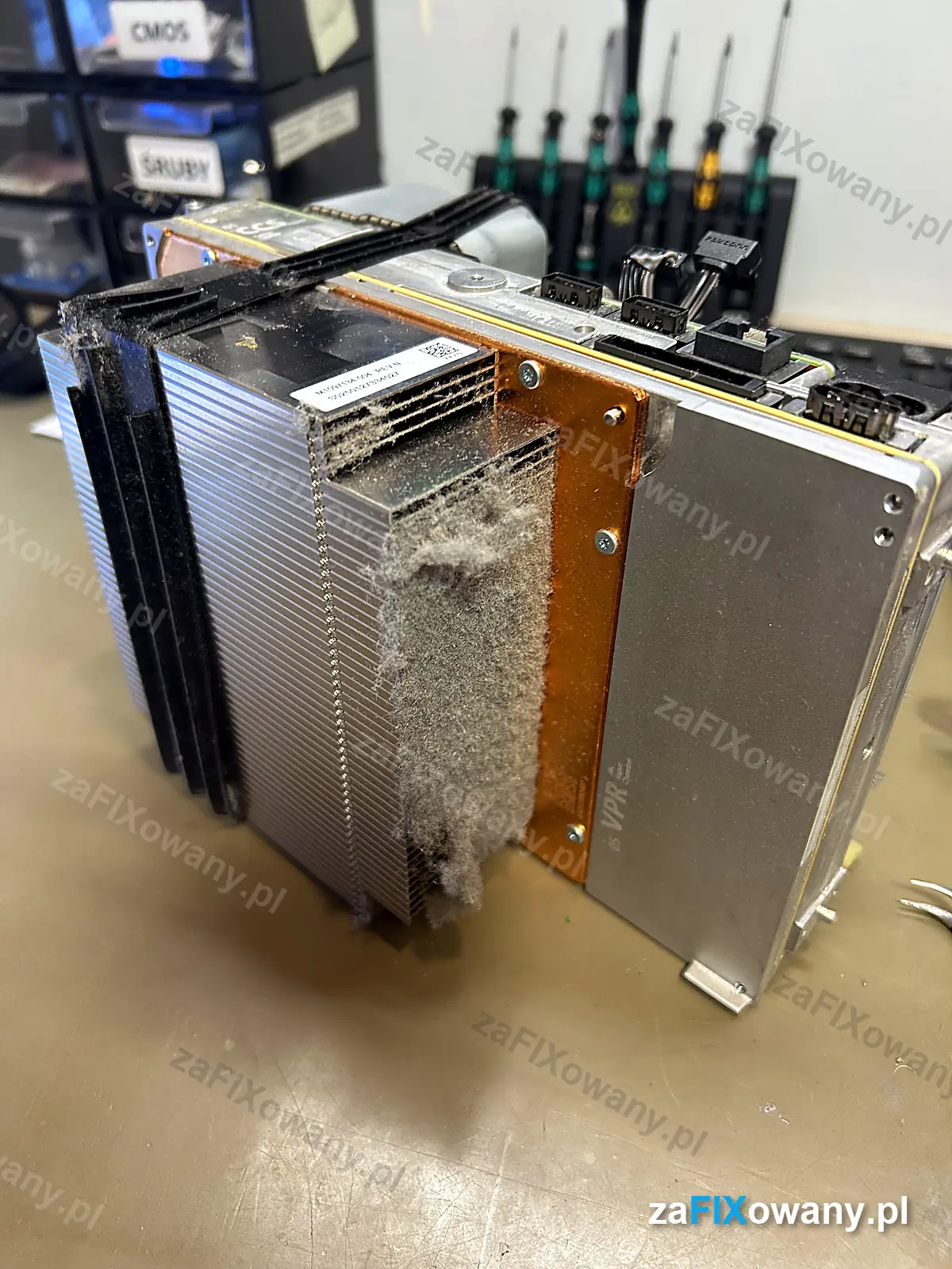 Radiator Xbox Series X wyjęty z konsoli, żebra zatkane grubą warstwą kurzu
