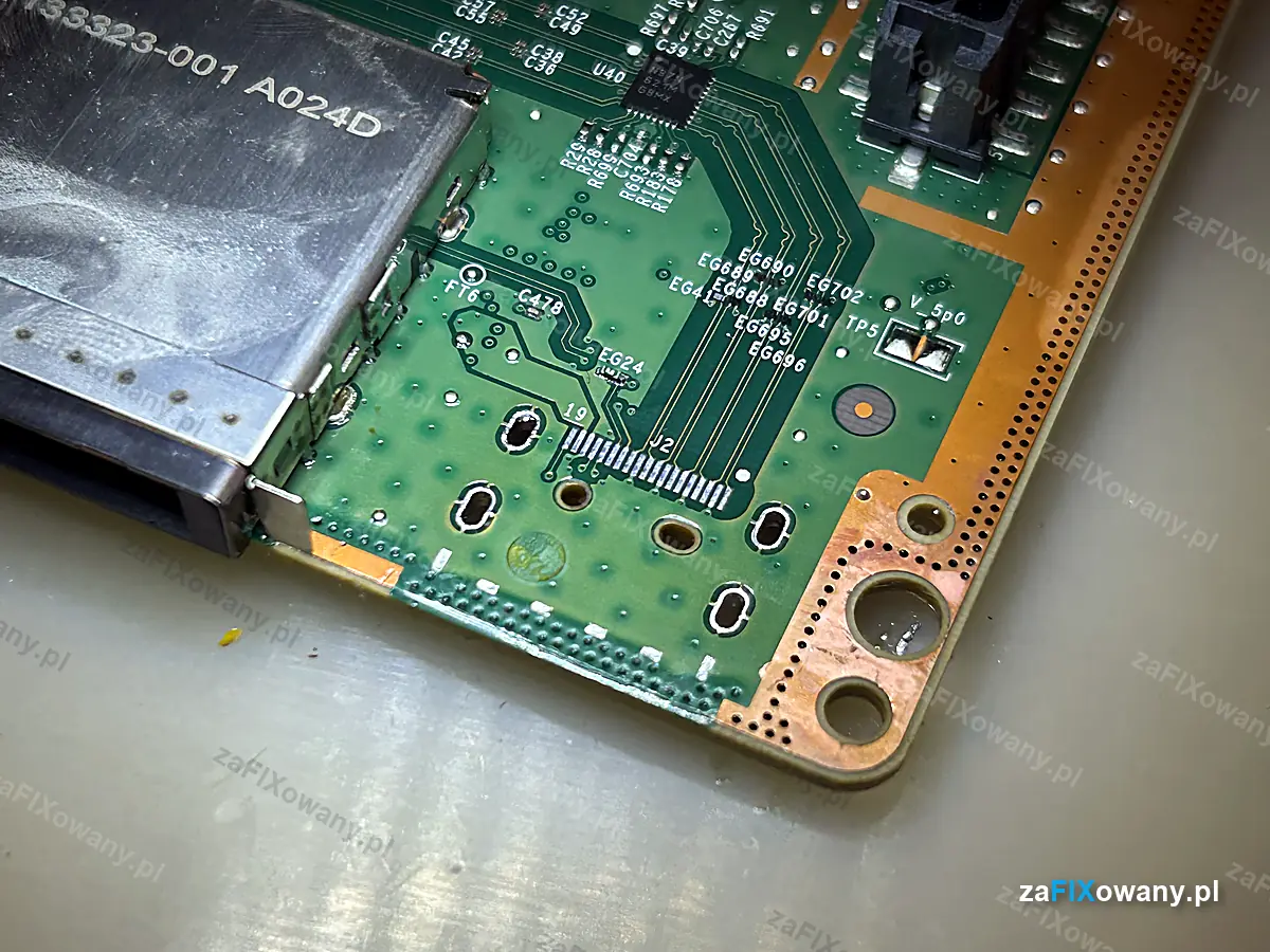 Oczyszczone pola lutownicze portu HDMI na płycie głównej Xbox Series X