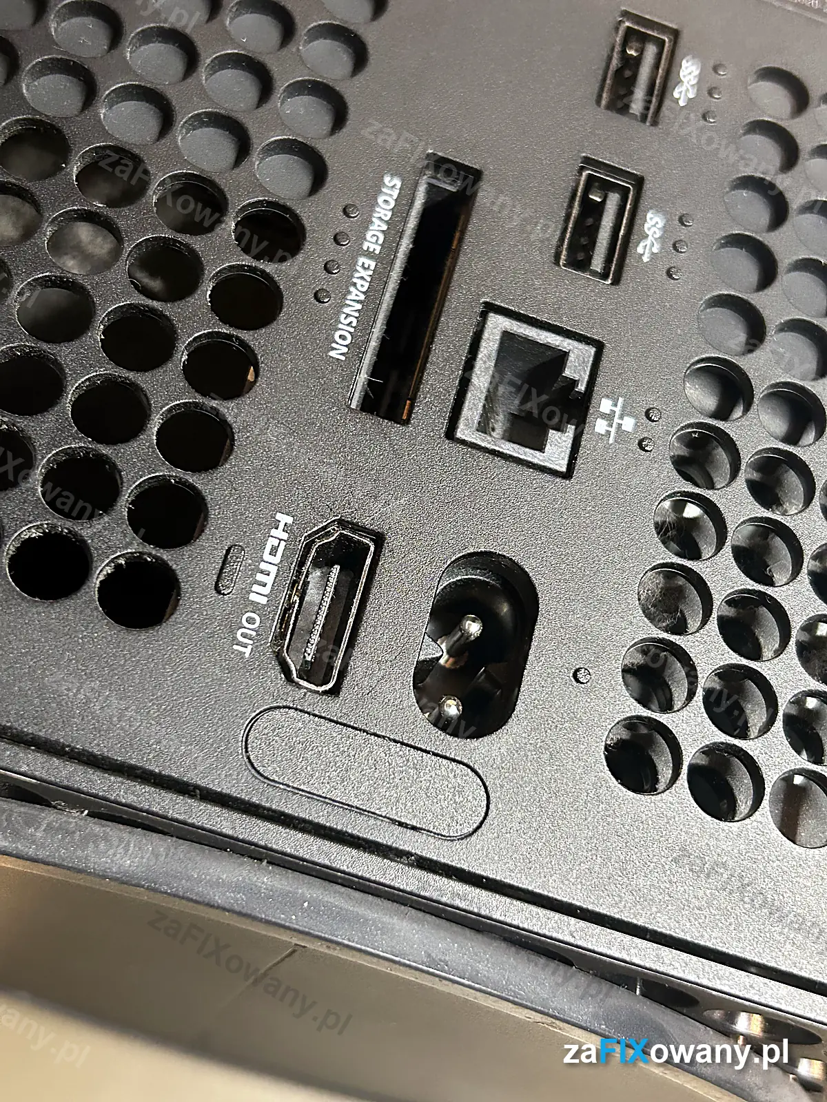 Tył obudowy Xbox Series X z portem HDMI OUT, gniazdem sieciowym i portami USB