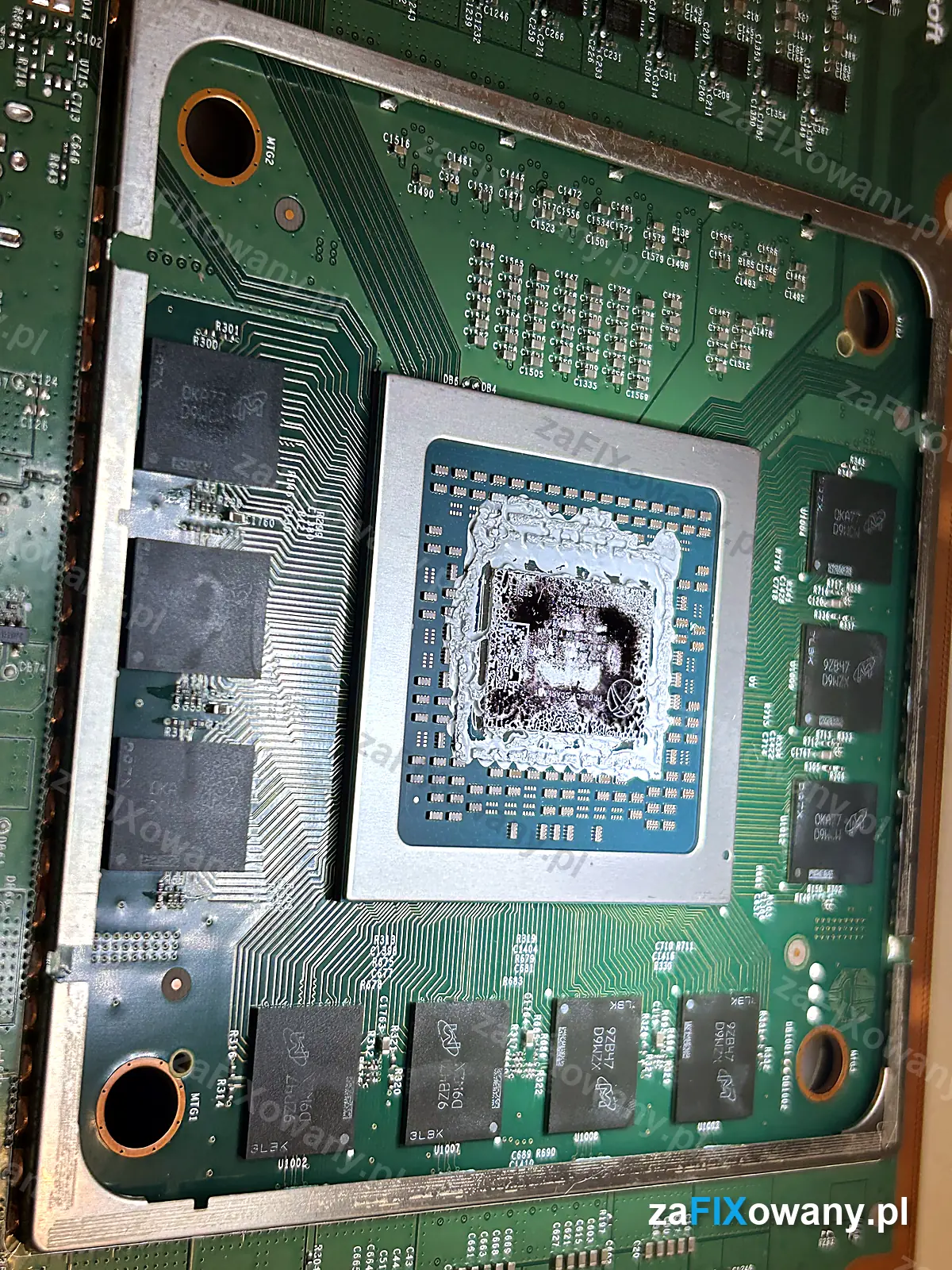 Procesor Xbox Series X ze starą pastą termoprzewodzącą i kośćmi pamięci dookoła