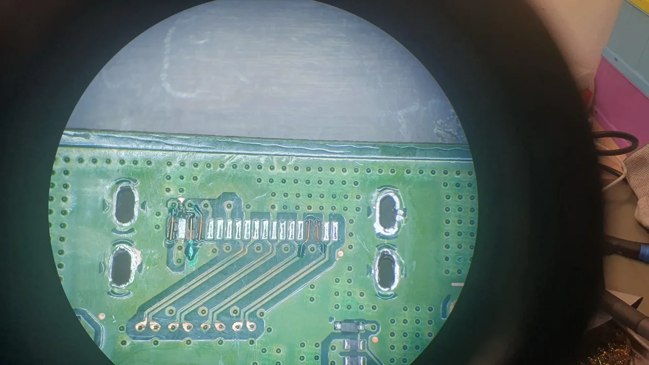 Pola lutownicze gniazda HDMI na płycie PlayStation 4 pod mikroskopem w serwisie zaFIXowany