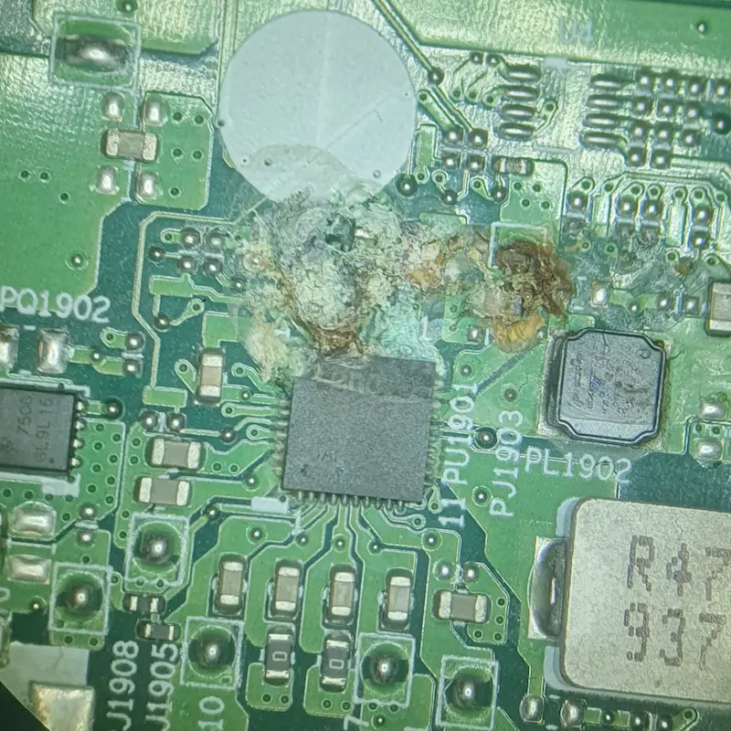 Ślady zalania na płycie laptopa - korozja elektroniki, serwis Wrocław