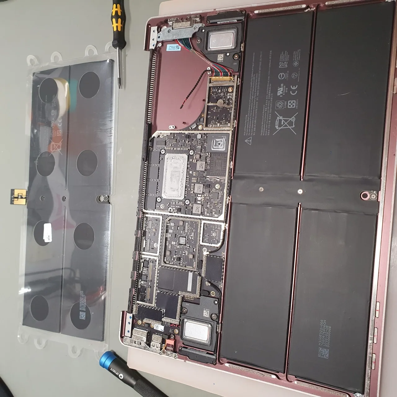Surface Laptop 3 otwarty podczas wymiany baterii - widoczna płyta główna i system mocowania w serwisie zaFIXowany Wrocław
