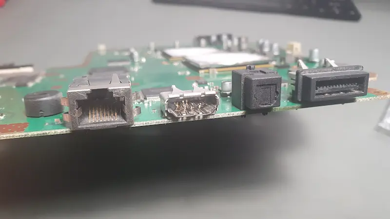 Uszkodzony port HDMI w konsoli PlayStation 4 z widocznymi wygiętymi pinami przed wymianą w serwisie we Wrocławiu.