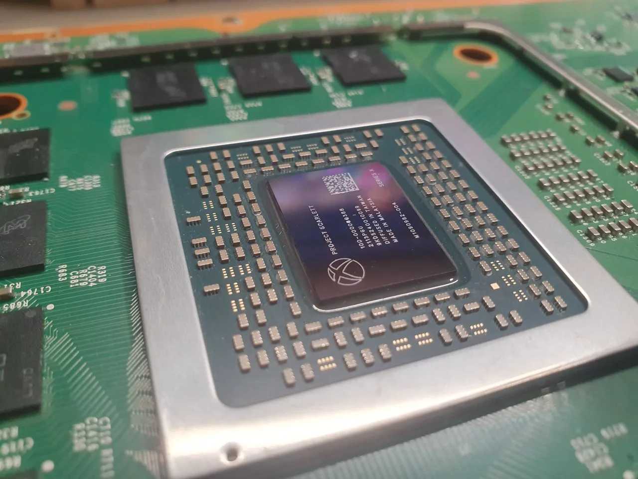 Chip AMD Project Scarlett Xbox Series X pod mikroskopem podczas diagnostyki w serwisie zaFIXowany Wrocław